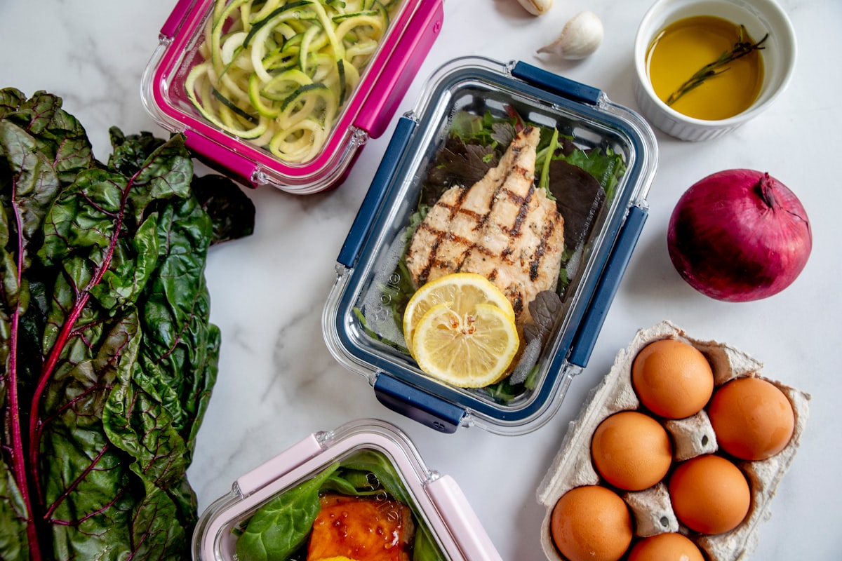 Salata s svježim povrćem i proteinima
